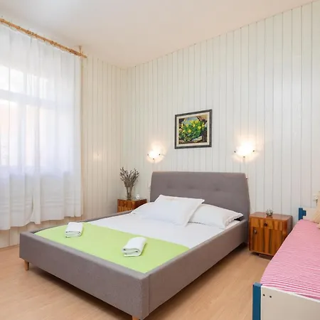 Beach House Lemonade Apartment Jesenice (Split-Dalmatia)